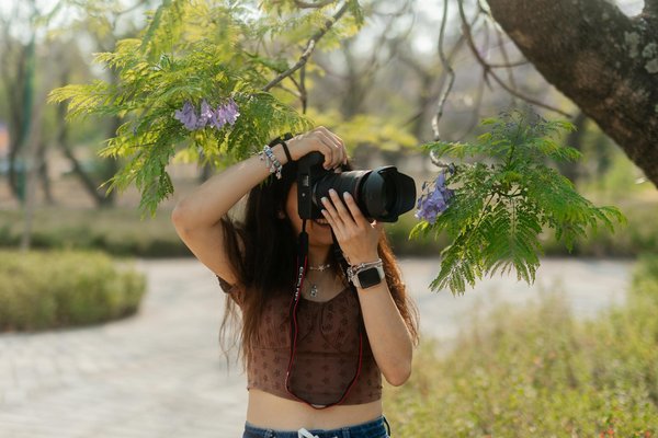 Découvrez les 10 Postures de Yoga Incontournables pour Apaiser Votre Stress